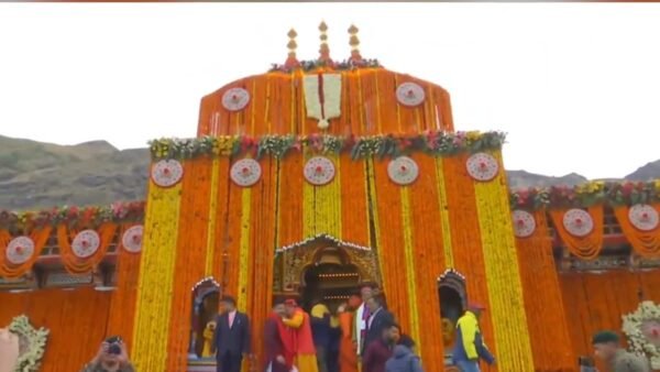बद्रीनाथ धाम के कपाट खुले, भव्य फूलों की सजावट और भक्ति संगीत ने बढ़ाया माहौल का दिव्य आकर्षण