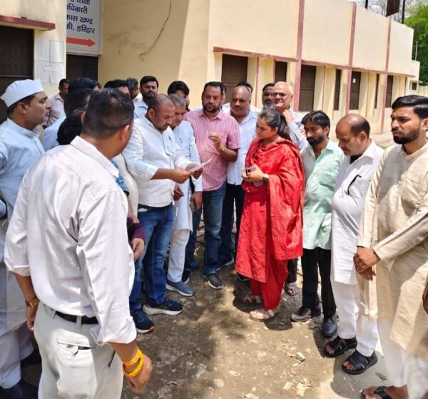 प्राइवेट स्कूलों की मनमानी के खिलाफ कांग्रेस सेवा दल का प्रदर्शन, राज्यपाल के नाम सौंपा ज्ञापन