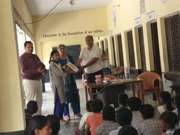 राजकीय उच्च प्राथमिक विद्यालय दौलतपुर में हिंदी सुलेख प्रतियोगिता का आयोजन, प्रतिभाशाली विद्यार्थियों को किया गया सम्मानित