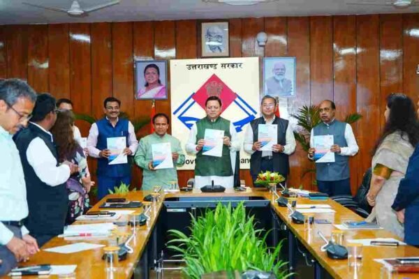 उत्तराखंड में नगर निकायों को मिलेगा नया आधार, सेतु आयोग ने मुख्यमंत्री को सौंपी सशक्तिकरण रिपोर्ट