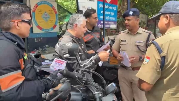 चारधाम यात्रा मार्ग पर सड़क सुरक्षा को लेकर सक्रिय हुई पौड़ी पुलिस, लक्ष्मणझूला में राइडर्स को किया जागरूक