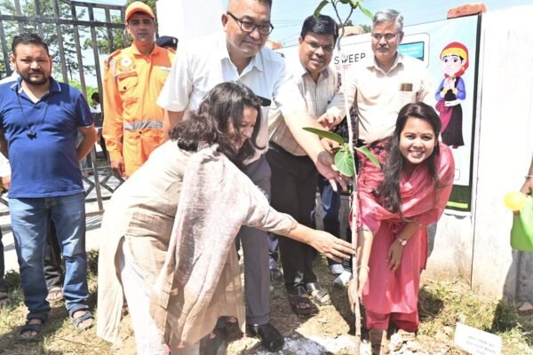 हरिद्वार में ‘वोट फॉर अर्थ, वोट फॉर डेमोक्रेसी’ थीम पर पर्यावरण दिवस मनाया गया, वृहद पौधारोपण कार्यक्रम आयोजित