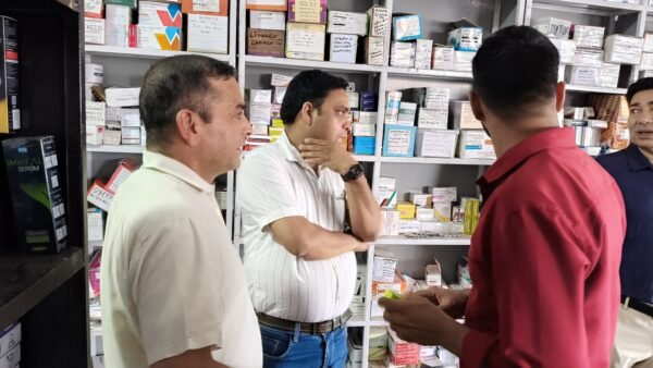 कांवड़ यात्रा को लेकर FDA की सख़्ती: डोईवाला और ऋषिकेश में औषधि विक्रेताओं पर छापेमारी, दो मेडिकल स्टोर सील