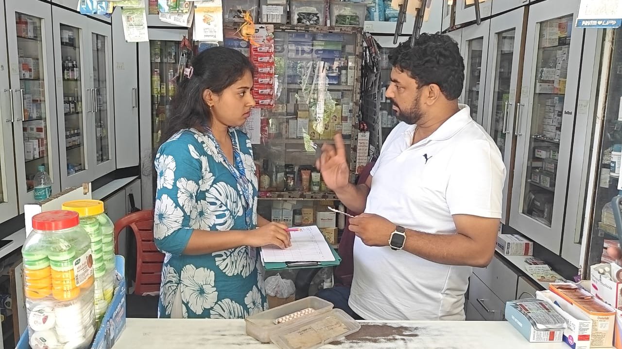 उत्तराखंड में फार्मा उद्योग पर ड्रग कंट्रोल विभाग की कड़ी नजर, तिबड़ी क्षेत्र में नारकोटिक दवाओं को लेकर मेडिकल स्टोरों पर निरिक्षण Pic