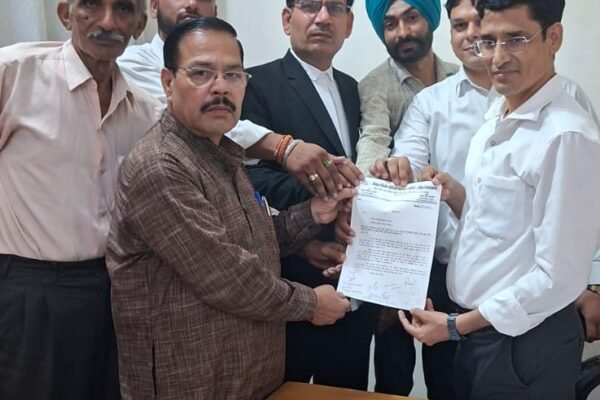 गंदे पानी की निकासी व तालाब सौंदर्यकरण की मांग,निर्बल निर्धन विधिक सहायता समिति ने तहसीलदार को सौंपा ज्ञापन